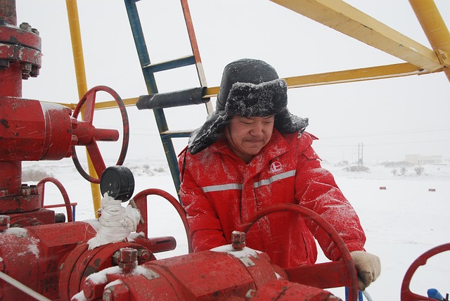 oil-workers-2530670_640